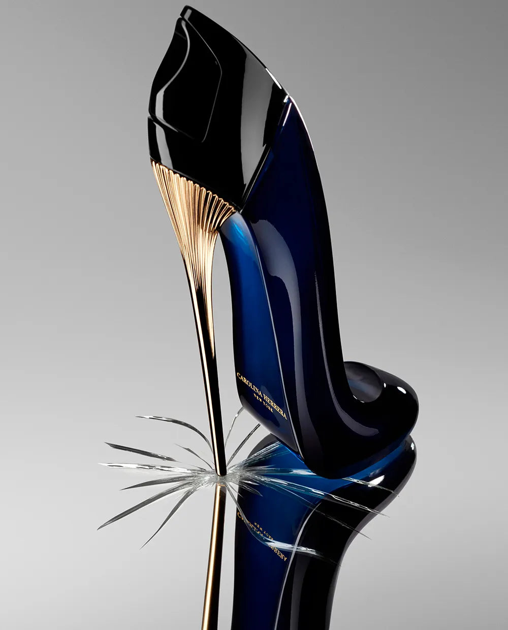 Carolina Herrera Good Girl detalle del frasco de perfume negro