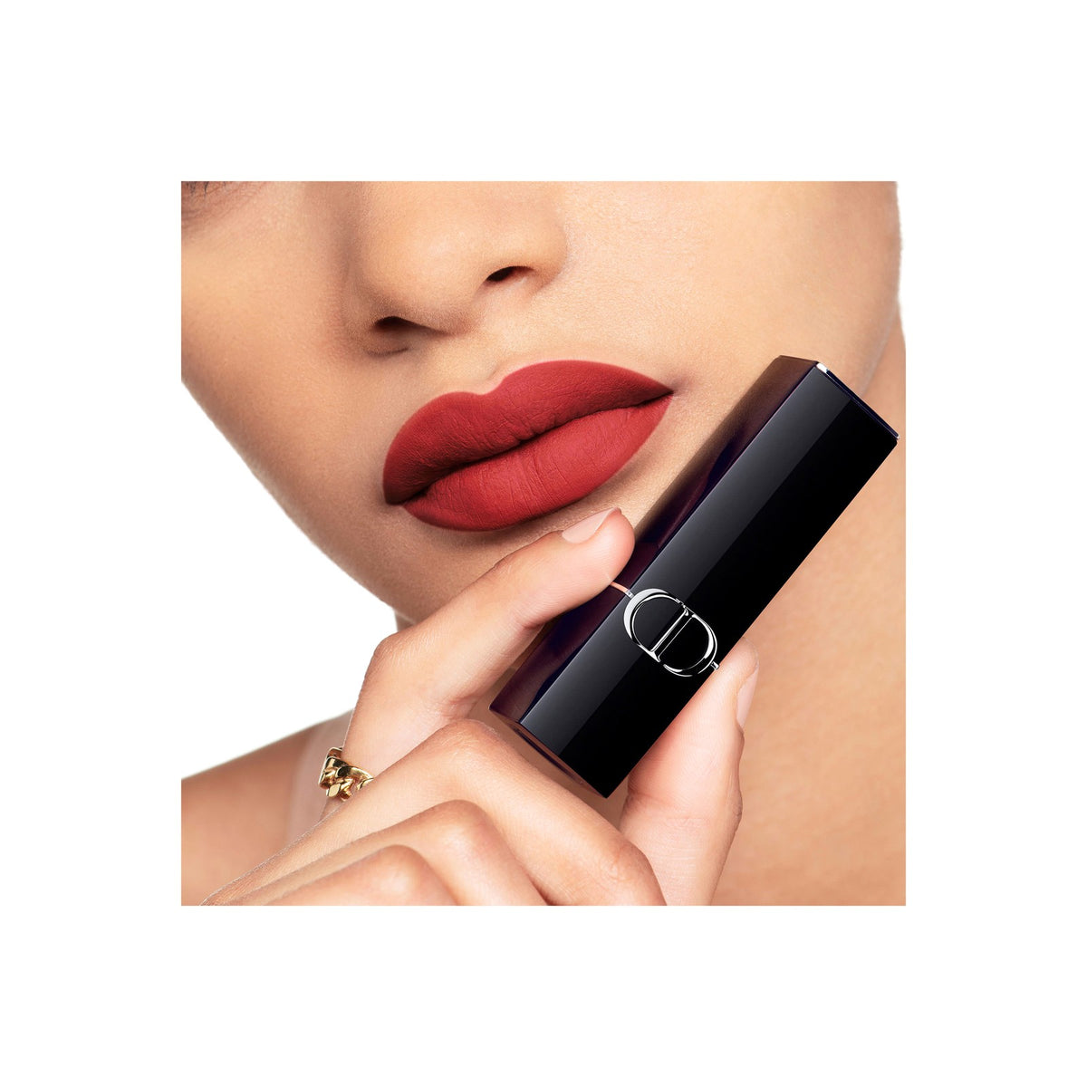 Look con labial Rouge Dior 720 Icône velvet